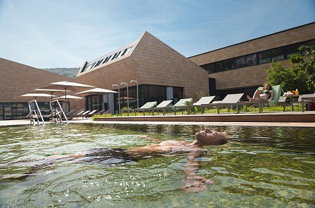 Swimming Pool Wellness Therme FORTYSEVEN c Oliver Oettli1 min