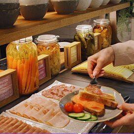 Fleischaufschnitt und knsupriges Brot